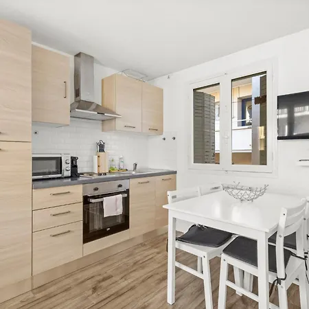 Close From Palais Des Congres * كان